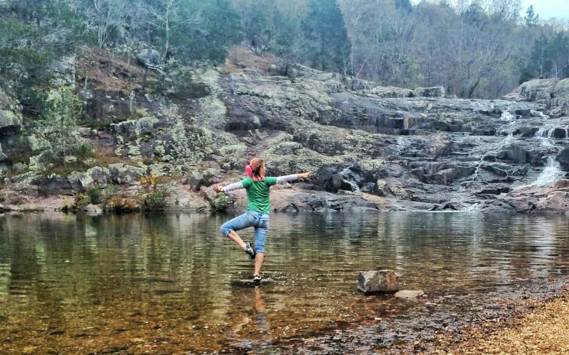 Yoga in a stream 800x500