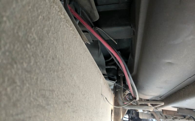câble sous le véhicule