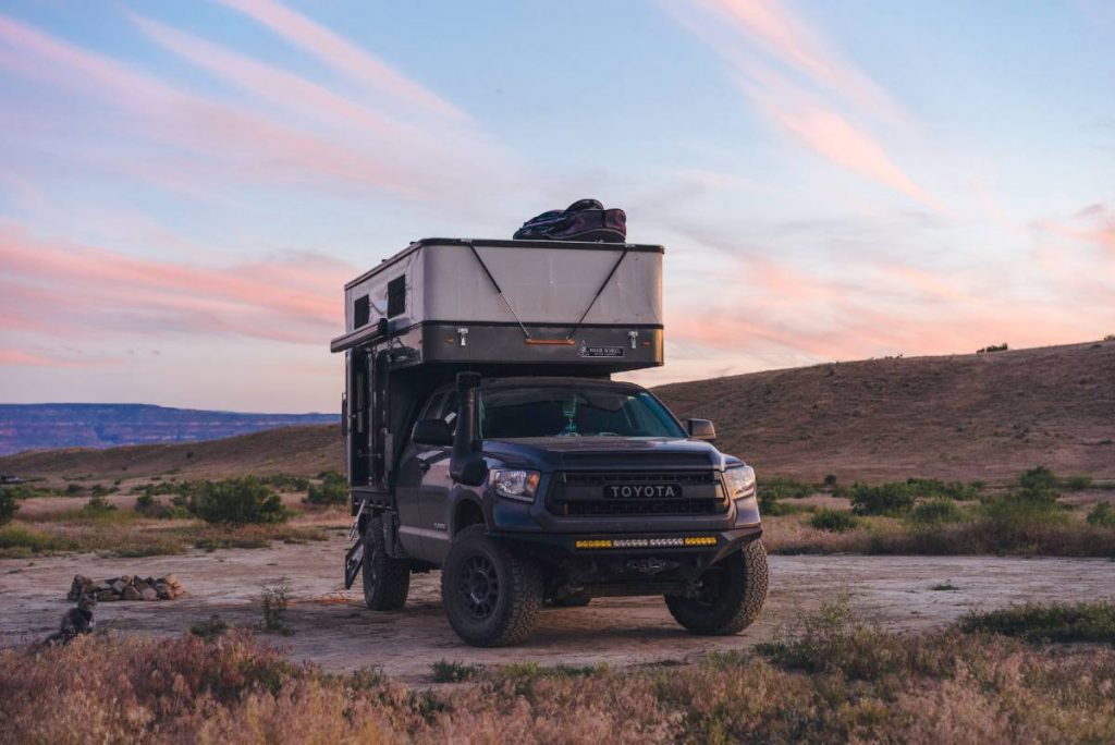 Camion camper parcheggiato in un posto da campeggio dope