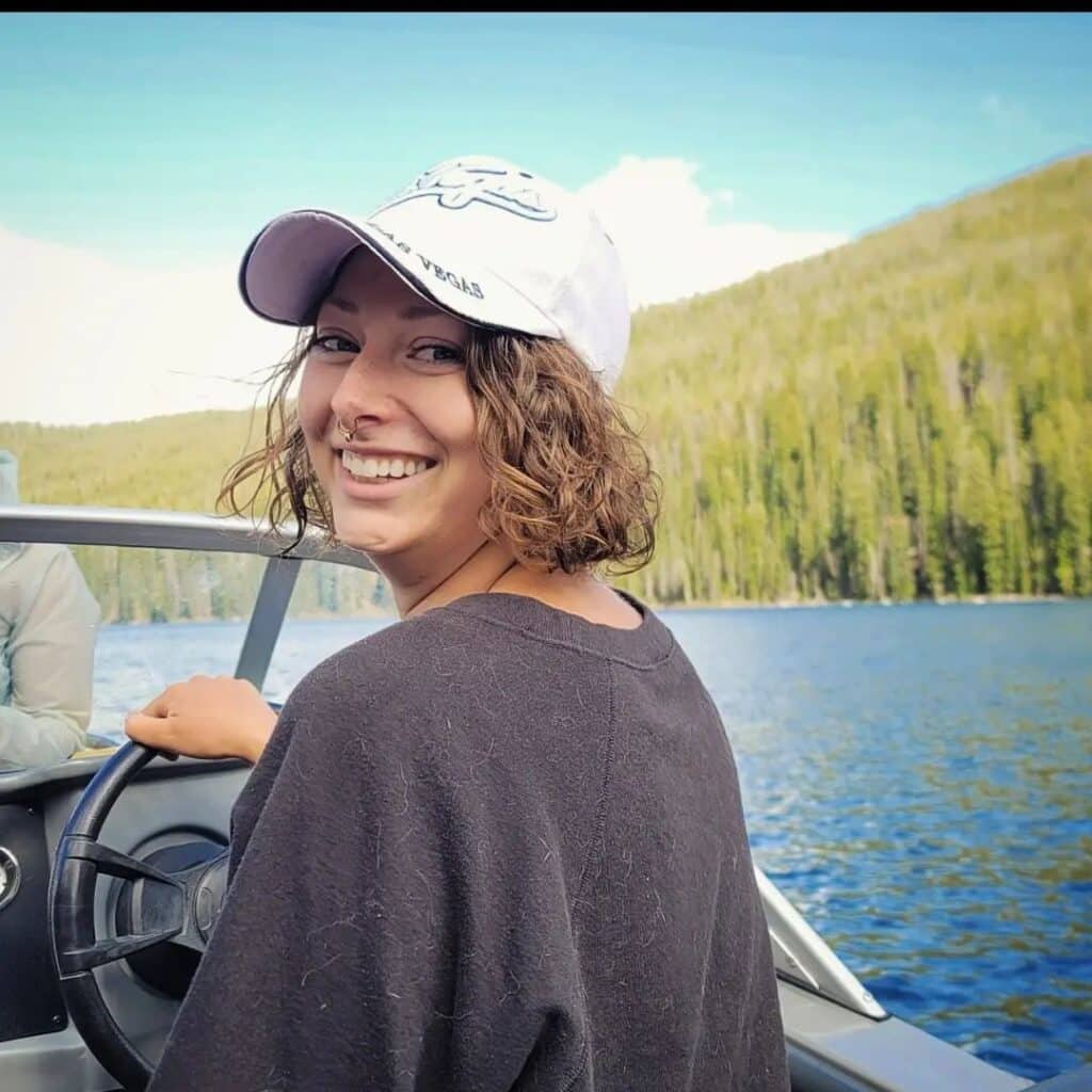 @box.car.child Smiling woman on a boat in the middle of a lake