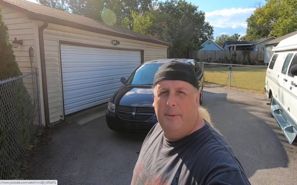 @kruisinkevin Kevin standing in front of his black Dodge Caravan