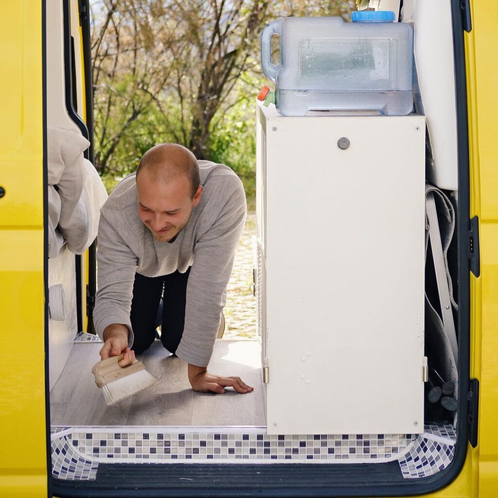 @ausgevandert Vanlifer man cleaning his campervan