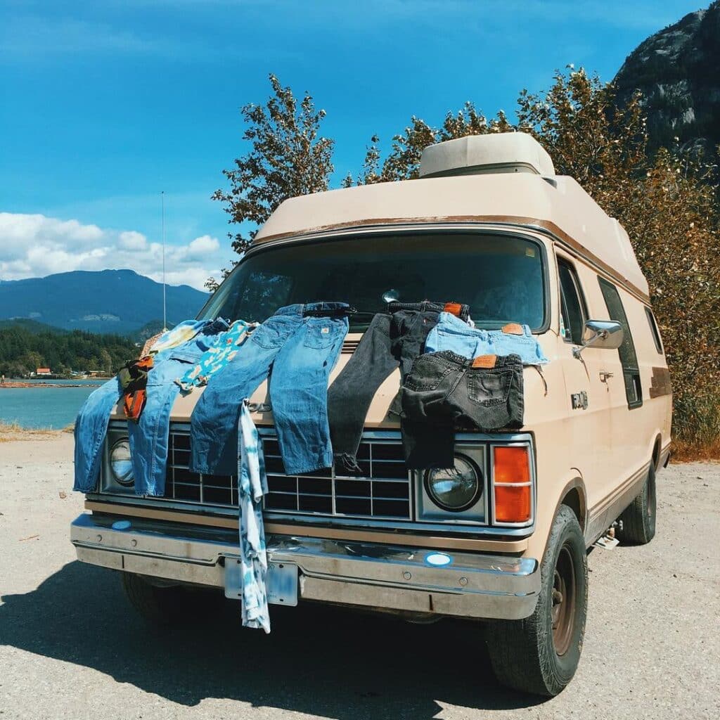 @followthefosseys Washed clothes laid out to dry on campervan hood