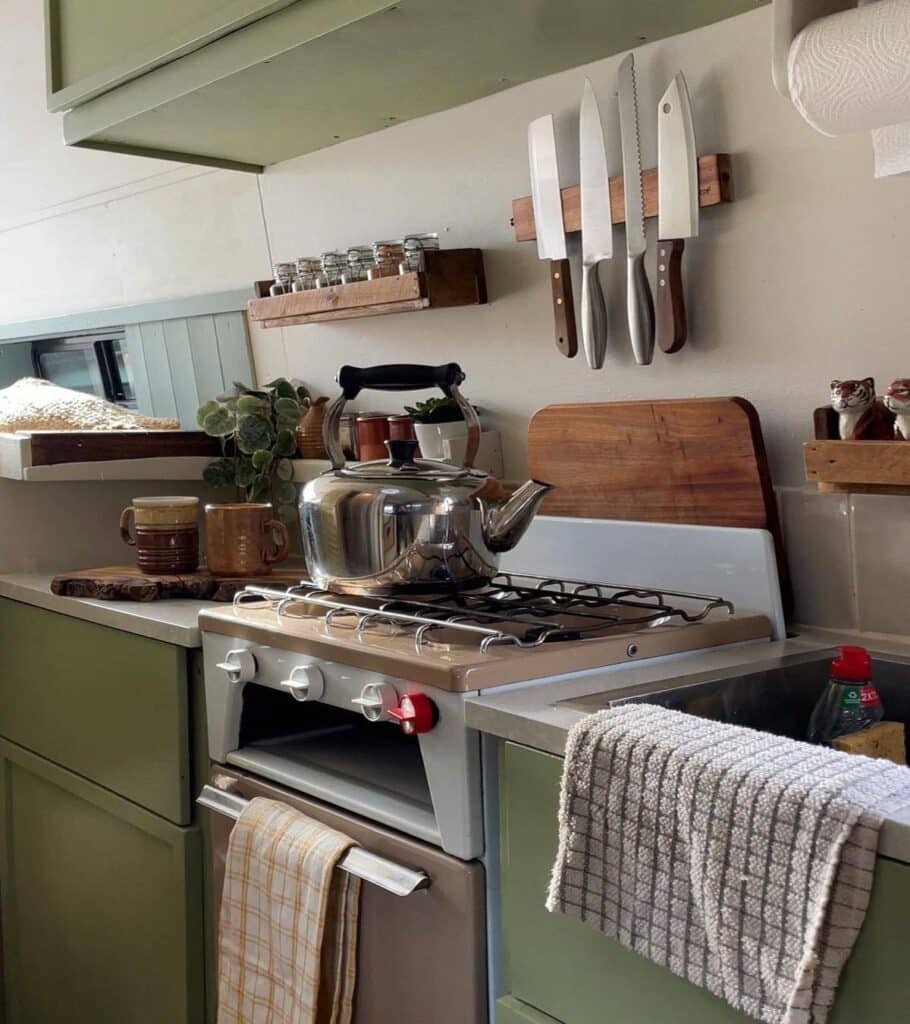 @billyandleanne Well-furnished campervan kitchen