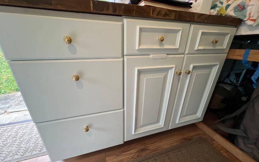 @joyfulrambler White kitchen cabinet