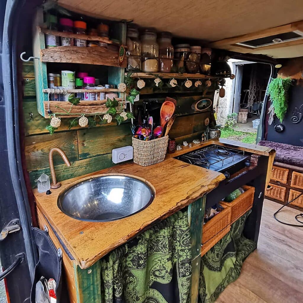 @little_bronze_leaf Artistic campervan kitchen