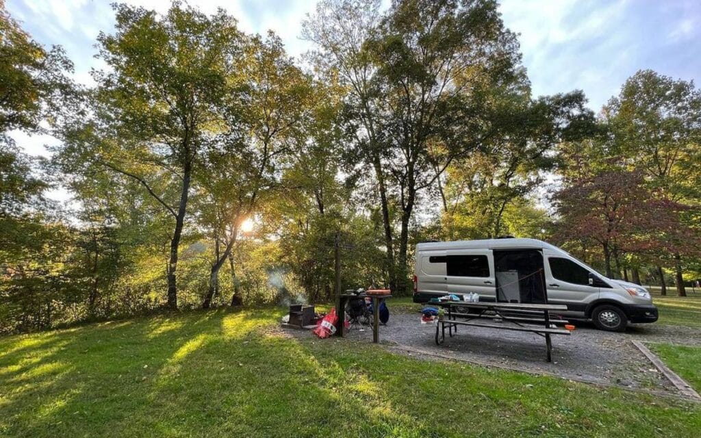 @snowglobe_van Campervan parked at a campsite