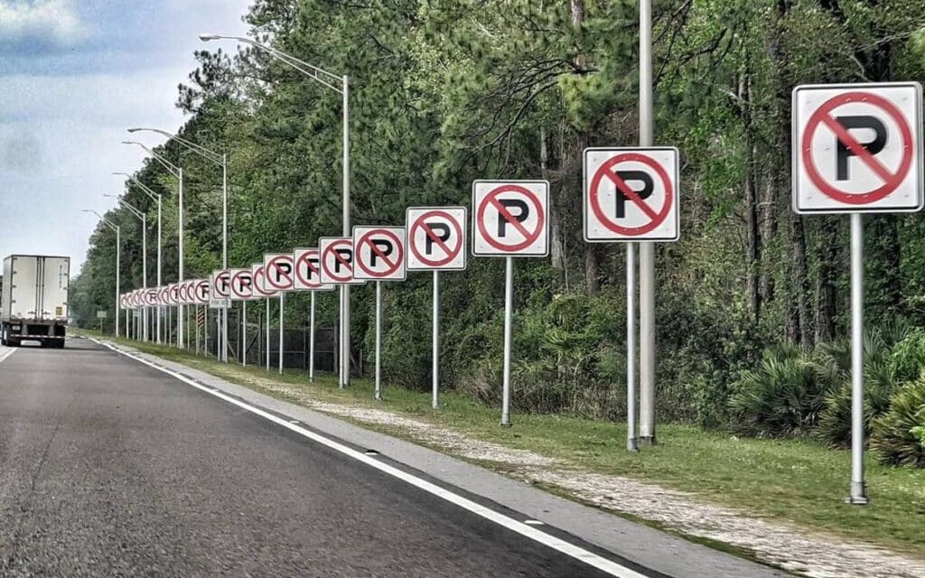 @yyz416 No parking signs on the side of a highway